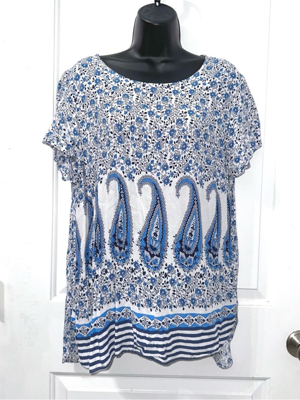 Old Navy blue and white paisley and floral print short-sleeve blouse, size XL
